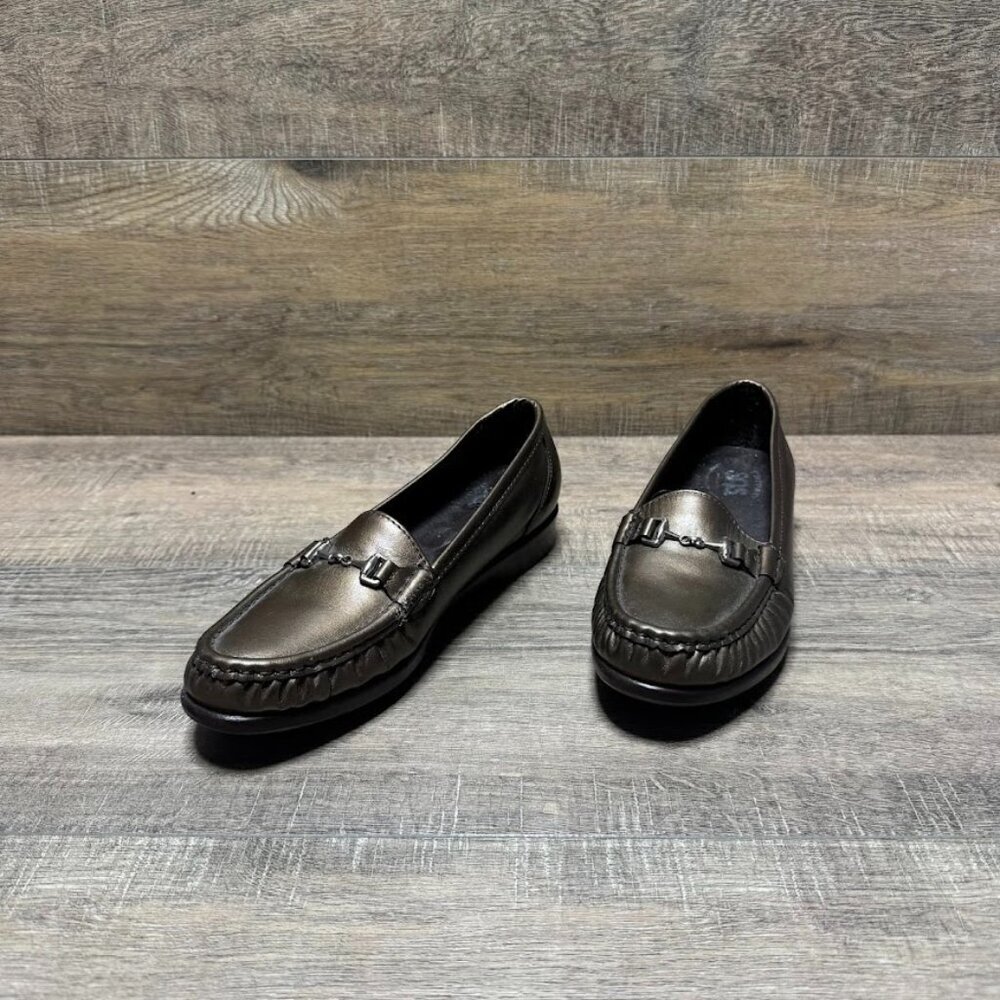 The SAS Metro Metallic Bronze Leather HorseBit Loafers in women's size 6.5 are a